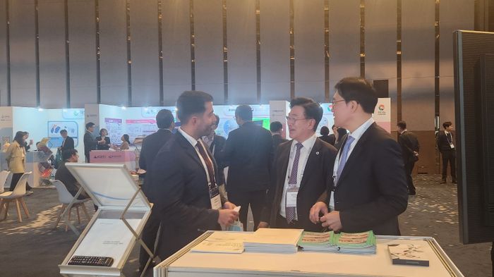 ▲ 윤원석(오른쪽 두번째)인천경제자유구역청장이 30일 서울 파르나스 호텔에서 열린 ‘인베스트 코리아 서밋 2025’에서 투자자와 대화를 나누고 있다. ⓒ 인천경제자유구역청 제공 ▲ 윤원석(오른쪽 두번째)인천경제자유구역청장이 30일 서울 파르나스 호텔에서 열린 ‘인베스트 코리아 서밋 2025’에서 투자자와 대화를 나누고 있다. ⓒ 인천경제자유구역청 제공