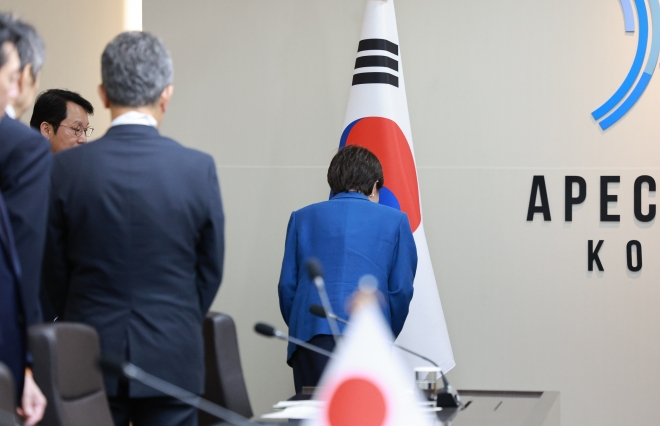 ▲ 다카이치 사나에 일본 총리가 30일 경북 경주 아시아태평양경제협력체(APEC) 정상회의장에서 열린 이재명 대통령과의 한일 정상회담에서 기념촬영을 한 후 자리로 향하기 전 태극기에 예를 표하고 있다. ⓒ연합뉴스