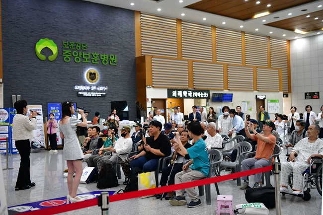 ▲ 트로트 가수 김선준, 한소민이 지난 9월 24일 서울 강동구 중앙보훈병원 로비에서 공연을 하고 있는 모습. ⓒ한국보훈복지의료공단