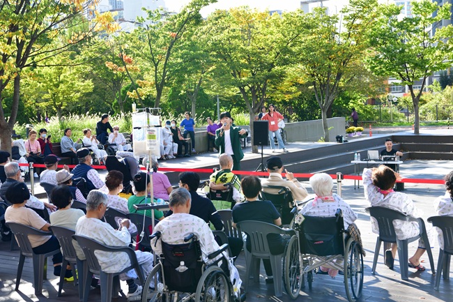 ▲ 트로트 가수 김선준이 16일 서울 강동구 중앙보훈병원 야외정원에서 공연하고 있는 모습. ⓒ한국보훈복지의료공단