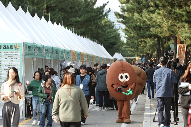 ▲ 시민 화합과 지역 경제 활성화의 염원을 담은 '제17회 강릉커피축제'가 30일 화려한 막을 올리며 성황리에 개막했다. ⓒ강릉시 ▲ 시민 화합과 지역 경제 활성화의 염원을 담은 '제17회 강릉커피축제'가 30일 화려한 막을 올리며 성황리에 개막했다. ⓒ강릉시