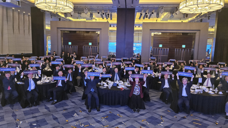 ▲ 최근 쉐라톤 그랜드 인천호텔에서 열린  ‘인천 과학기술인 혁신 네트워크(i-Connect) 출범식’에서 참석자들이 과학기술혁신 퍼포먼스를 하고 있다.ⓒ인천시의회 제공 ▲ 최근 쉐라톤 그랜드 인천호텔에서 열린  ‘인천 과학기술인 혁신 네트워크(i-Connect) 출범식’에서 참석자들이 과학기술혁신 퍼포먼스를 하고 있다.ⓒ인천시의회 제공