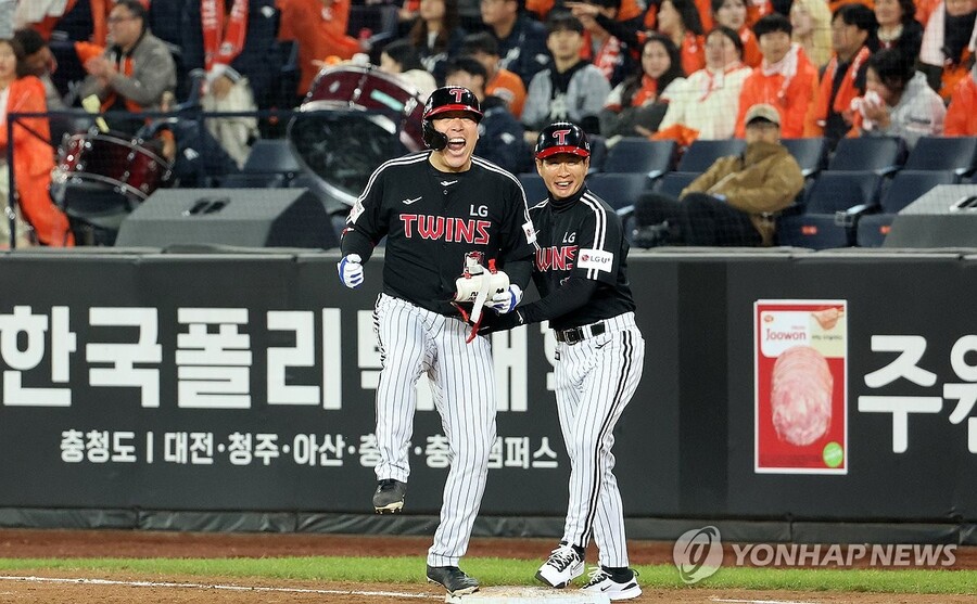 ▲ LG 김현수가 PS 102안타를 때리며 역대 최다 안타 신기록을 세웠다.ⓒ연합뉴스 제공