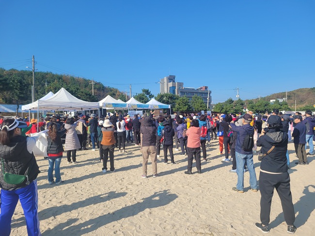 ▲ 지난해 열린 몽돌소리길 걷기행사. ⓒ양양군 ▲ 지난해 열린 몽돌소리길 걷기행사. ⓒ양양군