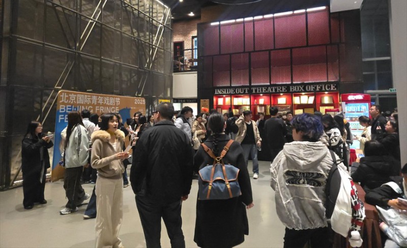 ▲ 연극 '십이야' 베이징 공연 입장을 기다리고 있는 중국 관객들.ⓒ국립극단