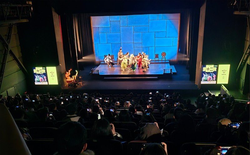 ▲ 연극 '십이야' 베이징 커튼콜을 촬영하는 중국 관객들.ⓒ국립극단