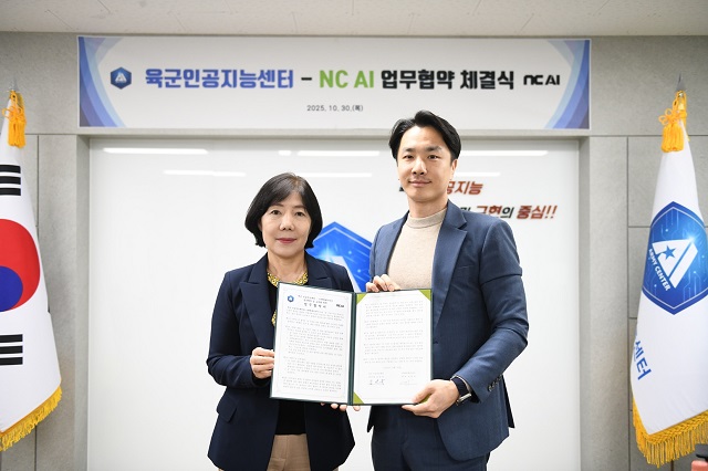 ▲ 왼쪽부터 NC AI 김근교 글로벌사업실장과 육군 인공지능센터 김성숙 센터장.ⓒNC AI