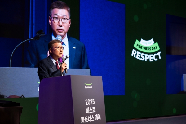 ▲ 30일 서울 송파구 소피텔 앰배서더 서울 호텔에서 열린 ‘2025 풀무원 베스트 파트너스 데이’에서 풀무원 이우봉 총괄CEO(사진)가 협력기업 대표들에게 인사말을 전하고 있다.ⓒ풀무원
