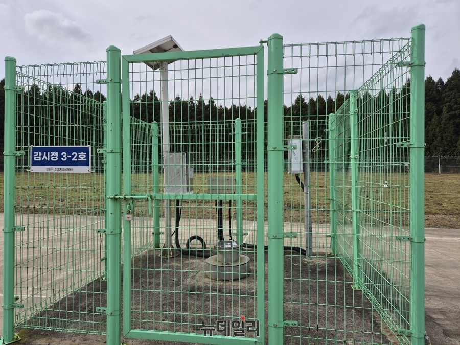 ▲ 이곳에는 수위와 수질 변화를 실시간으로 감시하는 감시정도 함께 설치돼있다.ⓒ조현우 기자