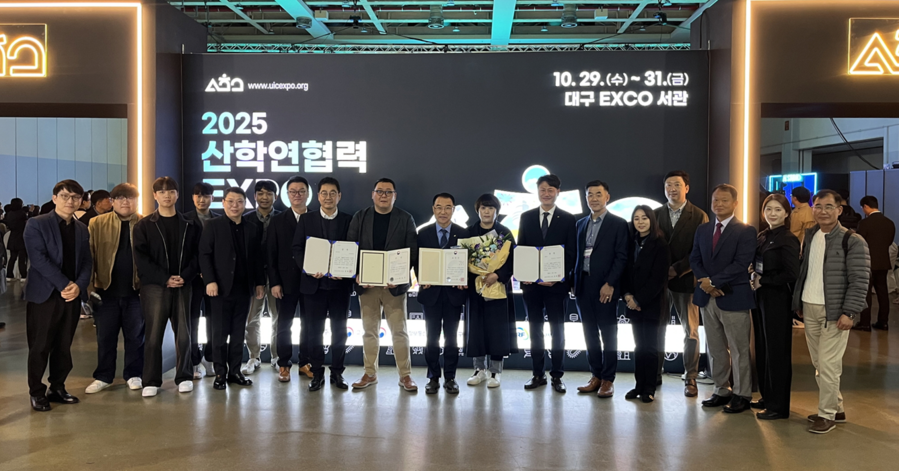 ▲ 건양대학교가 ‘2025 산학연협력 EXPO’에서 총 6개 부문 수상의 영예를 안았다. 홍영기 건양대 대외협력부총장과 이후기 라이즈사업단장, 학생들이 대구엑스코에서 수상 기념사진을 찍고 있다. ⓒ건양대학교