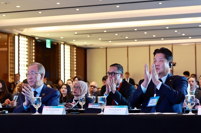 ▲ 이상호 태백시장이 지난 29일 서울 웨스틴조선호텔에서 열린 글로벌녹색성장주간 공식 세션 '글로벌 클린수소포럼'에 패널로 참석, 대한민국 지방정부를 대표해 청정수소·청정메탄올 기반의 정의로운 전환 비전을 발표했다. ⓒ태백시 ▲ 이상호 태백시장이 지난 29일 서울 웨스틴조선호텔에서 열린 글로벌녹색성장주간 공식 세션 '글로벌 클린수소포럼'에 패널로 참석, 대한민국 지방정부를 대표해 청정수소·청정메탄올 기반의 정의로운 전환 비전을 발표했다. ⓒ태백시