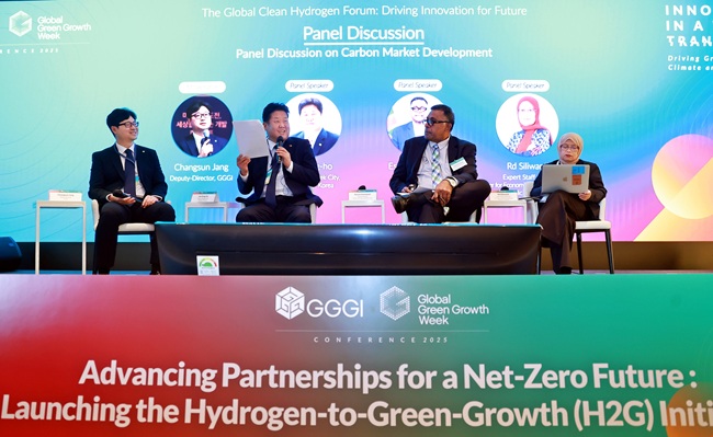 ▲ 이상호 태백시장이 지난 29일 서울 웨스틴조선호텔에서 열린 글로벌녹색성장주간 공식 세션 '글로벌 클린수소포럼'에 패널로 참석, 대한민국 지방정부를 대표해 청정수소·청정메탄올 기반의 정의로운 전환 비전을 발표했다. ⓒ태백시 ▲ 이상호 태백시장이 지난 29일 서울 웨스틴조선호텔에서 열린 글로벌녹색성장주간 공식 세션 '글로벌 클린수소포럼'에 패널로 참석, 대한민국 지방정부를 대표해 청정수소·청정메탄올 기반의 정의로운 전환 비전을 발표했다. ⓒ태백시