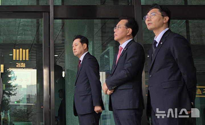 ▲ 장동혁(왼쪽부터) 국민의힘 대표, 송언석 원내대표, 박준태 당대표 비서실장이 31일 서울 서초구 서울고검에 마련된 조은석 내란특별검사팀 사무실 앞에서 추경호 전 원내대표를 기다리고 있다. ⓒ뉴시스