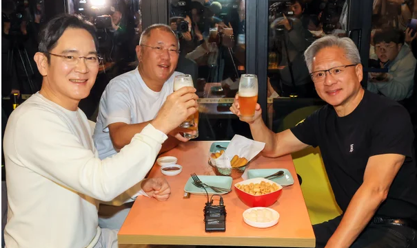 ▲ 젠슨 황 엔비디아 최고경영자(CEO)가 30일 오후 서울 강남구 삼성역 인근 깐부치킨 매장에서 이재용 삼성그룹 회장, 정의선 현대차그룹 회장과 치킨 회동을 하고 있다. ⓒ연합뉴스