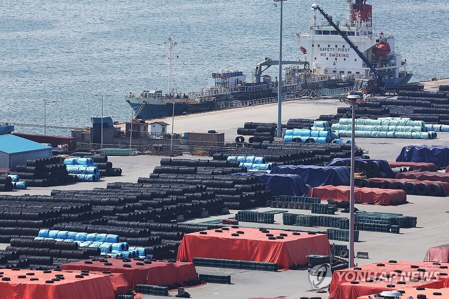 ▲ 항구에 쌓여 있는 철강 제품들. ⓒ연합뉴스