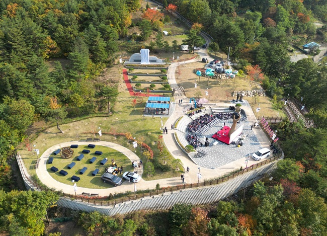 ▲ 삼척시가 도계읍 흥전리 산 1-11번지에 '산업전사 기념공원'을 조성해 산업 발전의 밑거름이 된 광부들의 헌신과 희생정신을 예술 작품으로 재조명했다. ⓒ삼척시 ▲ 삼척시가 도계읍 흥전리 산 1-11번지에 '산업전사 기념공원'을 조성해 산업 발전의 밑거름이 된 광부들의 헌신과 희생정신을 예술 작품으로 재조명했다. ⓒ삼척시