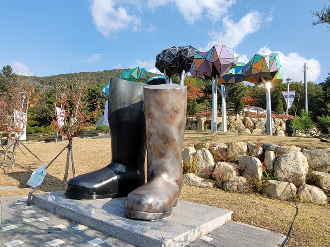 ▲ '아버지의 신발'은 막장 속으로 들어가던 광부의 삶을 담은 작품으로, 검은 장화에 가족을 향한 책임과 생존의 의지가 오롯이 담겨 있다. ⓒ삼척시 ▲ '아버지의 신발'은 막장 속으로 들어가던 광부의 삶을 담은 작품으로, 검은 장화에 가족을 향한 책임과 생존의 의지가 오롯이 담겨 있다. ⓒ삼척시