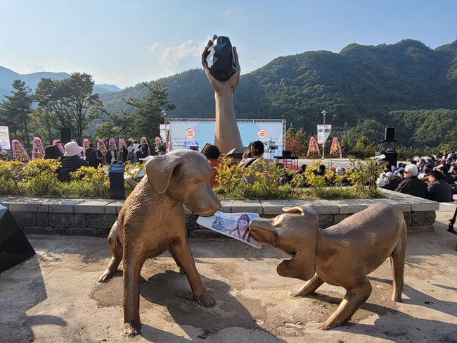 ▲ '돈을 물고 있는 바둑이'는 탄광 마을의 현실과 시대의 변화를 풍자적으로 담아냈다. ⓒ삼척시 ▲ '돈을 물고 있는 바둑이'는 탄광 마을의 현실과 시대의 변화를 풍자적으로 담아냈다. ⓒ삼척시