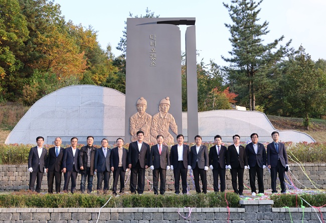 ▲ 삼척시가 도계읍 흥전리 산 1-11번지에 '산업전사 기념공원'을 조성해 산업 발전의 밑거름이 된 광부들의 헌신과 희생정신을 예술 작품으로 재조명했다. ⓒ삼척시 ▲ 삼척시가 도계읍 흥전리 산 1-11번지에 '산업전사 기념공원'을 조성해 산업 발전의 밑거름이 된 광부들의 헌신과 희생정신을 예술 작품으로 재조명했다. ⓒ삼척시