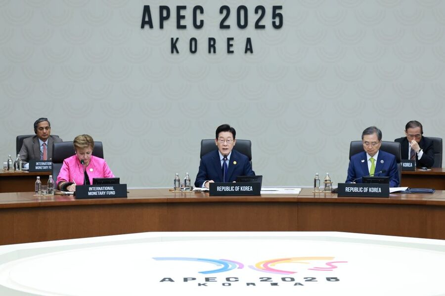 ▲ 이재명 대통령이 31일 경주화백컨벤션센터(HICO)에서 열린 2025 아시아태평양경제협력체(APEC) 정상회의 제1세션을 주재하고 있다. ⓒ연합뉴스