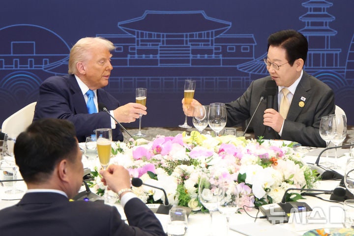 ▲ 이재명 대통령이 지난 29일 경북 경주 힐튼호텔 그랜드볼룸에서 열린 대통령 주최 정상 특별만찬에서 도널드 트럼프 미국 대통령과 건배를 하고 있다. ⓒ뉴시스
