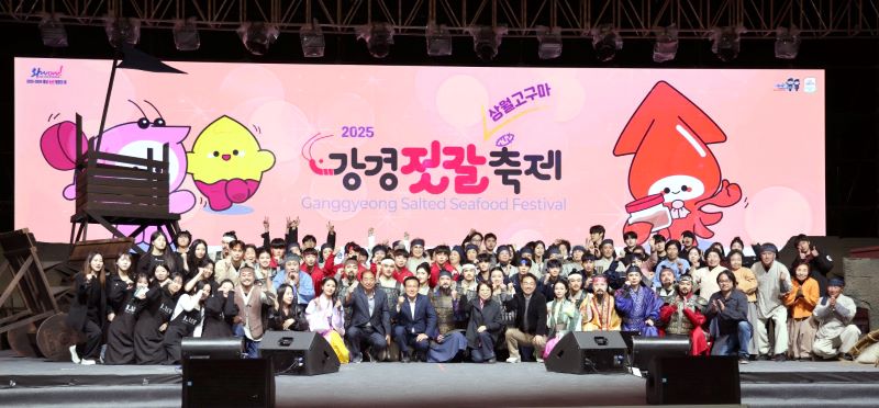 ▲ 백석대학교가 RISE 사업의 일환으로 기획한 창작뮤지컬 ‘황산벌’이 ‘2025 강경젓갈축제’ 메인무대에서 막을 올린 뒤 출연진이 기념촬영을 하고 있다.ⓒ백석대