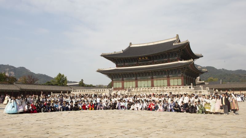 ▲ 선문대 한국어교육원생 1400여 명이 문화연수 과정에서 경복궁을 방문, 기념촬영을 하고 있다.ⓒ선문대