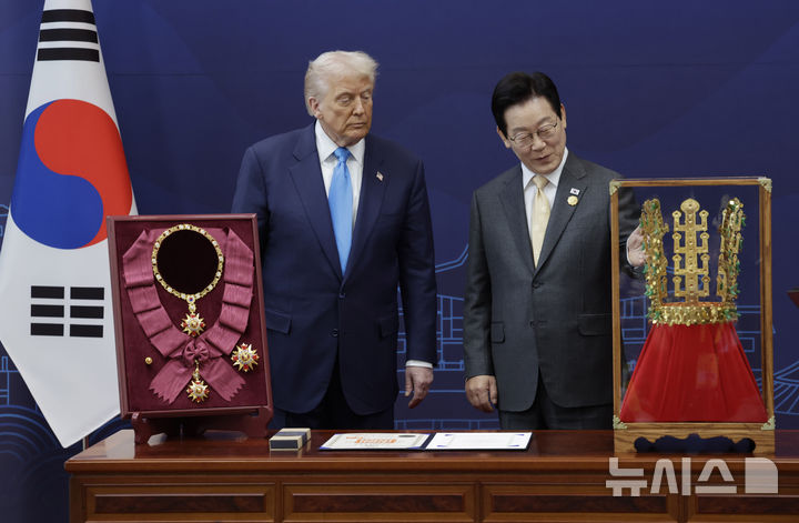 ▲ 이재명 대통령이 29일 경북 경주박물관에서 도널드 트럼프 미국 대통령에게 '금관 모형'을 선물하고 있다. ⓒ뉴시스