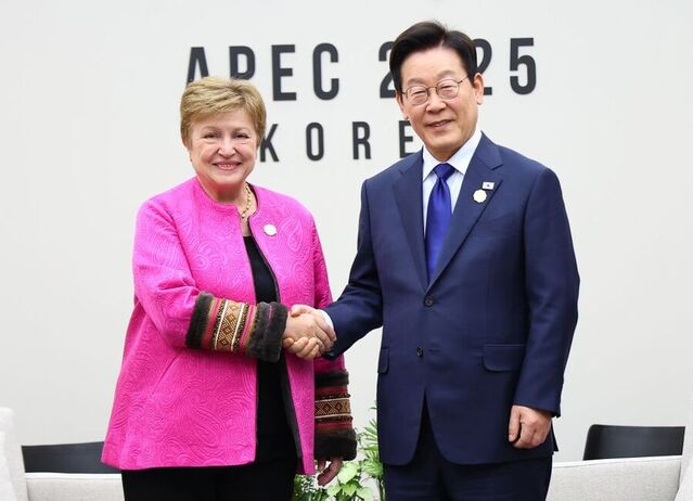 ▲ 이재명 대통령과 크리스탈리나 게오르기에바 국제통화기금(IMF) 총재가 31일 APEC 정상회의장인 경북 경주화백컨벤션센터에서 면담 전 악수하고 있다. ⓒ연합뉴스