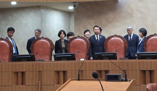 ▲ 국회 법제사법위원회 소속 민주당 의원들이 대법원 법대 위에 올라 현장 검증을 실시하고 있다. ⓒ주진우 국민의힘 의원 페이스북