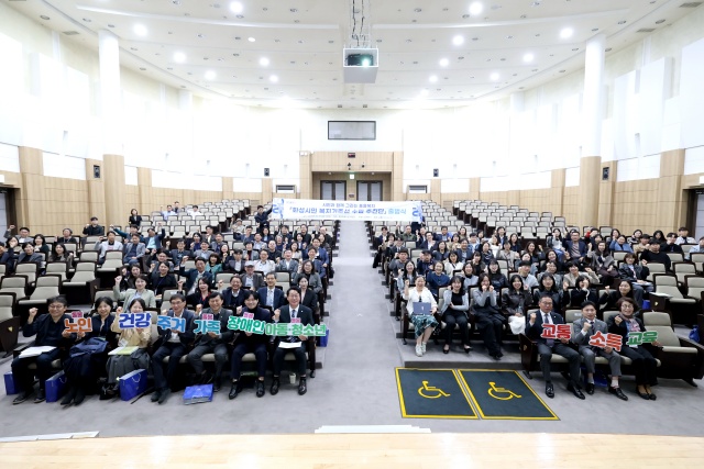 ▲ 화성시민 복지기준선 수립 추진단 출범식 참석자들이 기념촬영을 하고 있다ⓒ화성시 제공 ▲ 화성시민 복지기준선 수립 추진단 출범식 참석자들이 기념촬영을 하고 있다ⓒ화성시 제공