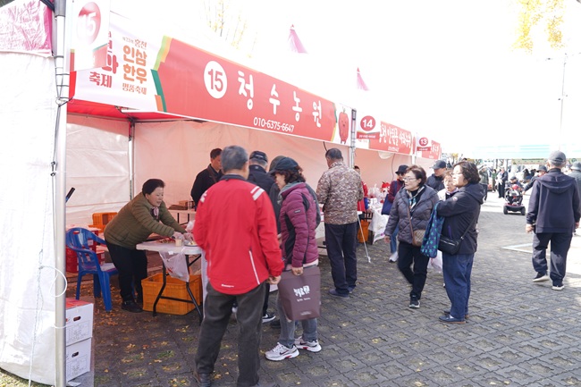 ▲ 강원 홍천군이 내달 2일까지 홍천 도시산림공원 토리숲 일원에서 '제23회 홍천 인삼·한우 명품축제'와 '제10회 홍천사과축제' 를 개최한다. 이번 주말기간 홍천을 나들이해 볼 것을 추천한다. ⓒ홍천군 ▲ 강원 홍천군이 내달 2일까지 홍천 도시산림공원 토리숲 일원에서 '제23회 홍천 인삼·한우 명품축제'와 '제10회 홍천사과축제' 를 개최한다. 이번 주말기간 홍천을 나들이해 볼 것을 추천한다. ⓒ홍천군