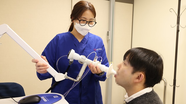 ▲ 세명기독병원에서 환자가 폐기능 검사를 하는 모습.ⓒ세명기독병원