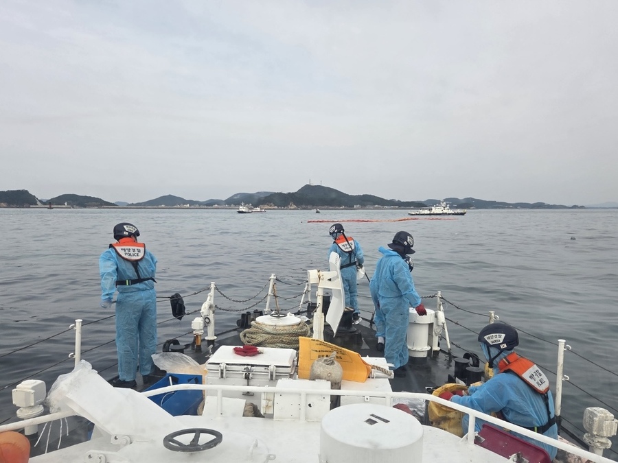 ▲ 태안해양경찰서 직원들의 태안 앞바다에서 예인선이 암초에 부딪혀 침몰하면서 기름유출을 발생하자 기름제거작업을 하고 있다.ⓒ태안해양경찰서