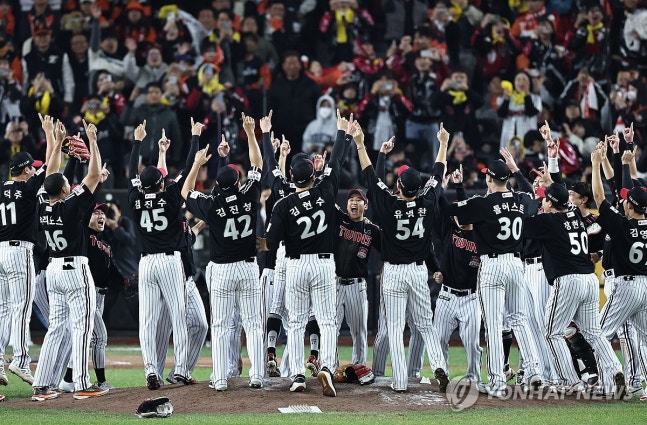 ▲ LG가 한화를 KS 시리즈 전적 4승 1패로 꺾고 통산 4번째 별을 달았다.ⓒ연합뉴스 제공
