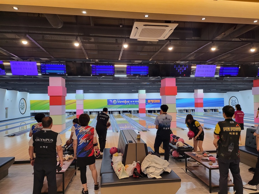 ▲ 경산시(시장 조현일)는 오는 11월 1일부터 이틀간 ‘제8회 경산대추배 남·여 3인조 오픈 볼링대회’가 경산 볼링장(강변동로 378)에서 개최된다.ⓒ경산시