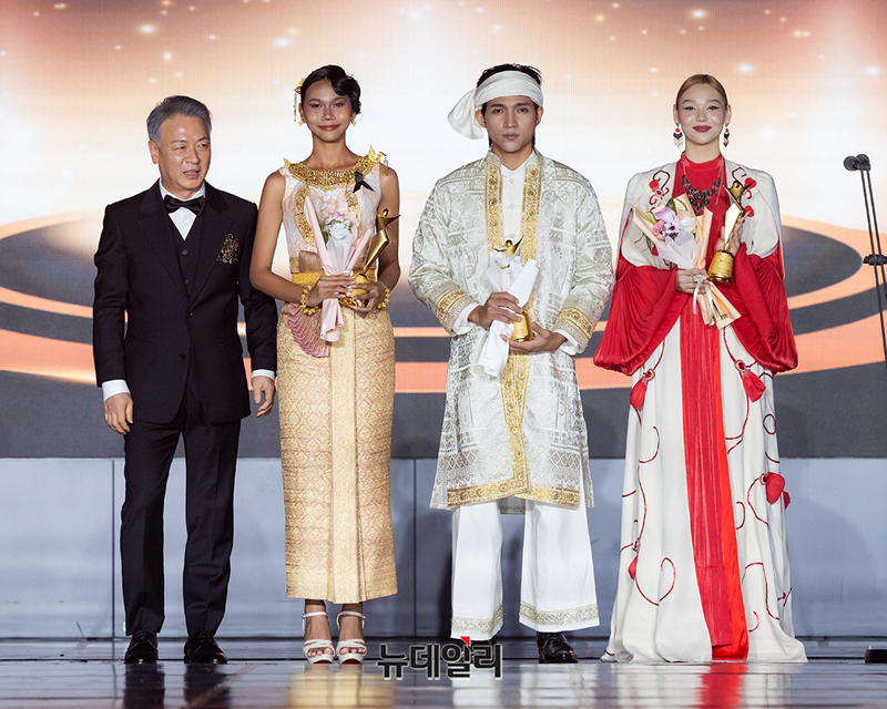 ▲ 신인상 페이스 오브 아시아 부문-Wanaphon Chueaain(태국, 1st Prize Winner) Thuta Aung(미얀마, 1st Prize Winner) Adelina Zaria(키르기스스탄, Grand Prize Winner) / 아시아모델페스티벌조직위원회 양의식 회장