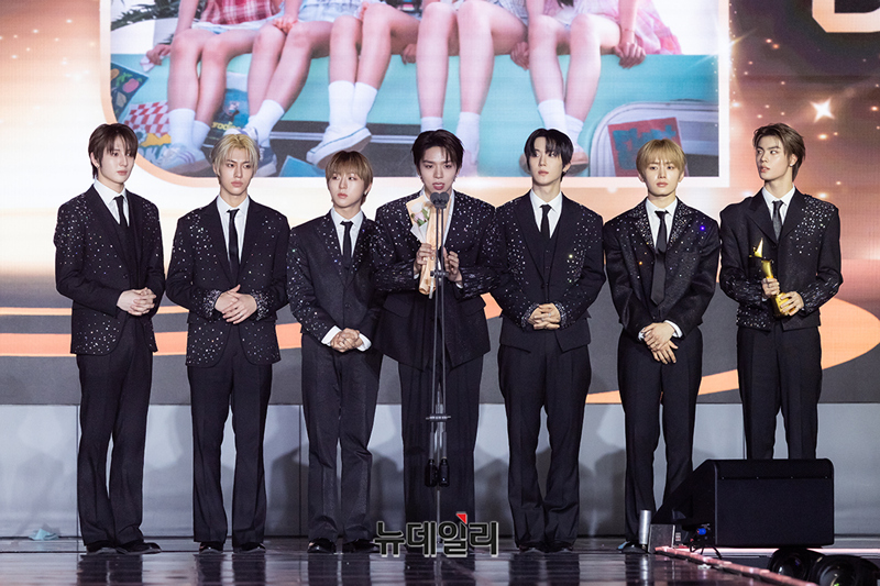 ▲ 라이징스타상 가수 부문 - 누에라