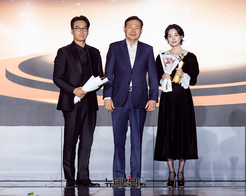 ▲ 라이징스타상 연기자 부문 - 김남희 방효린 / 다움코퍼레이션 신장우 대표