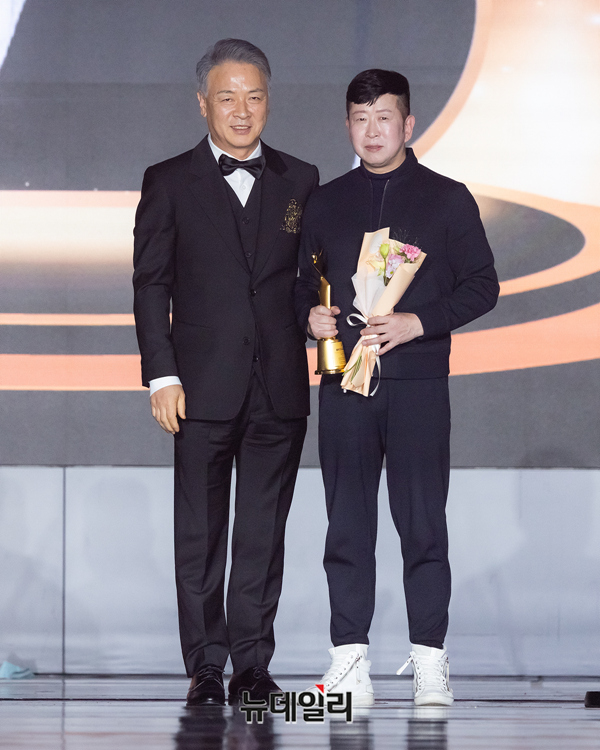 ▲ 국제문화교류공로상 - 중국대련동방미예술단 왕예 단장 / 아시아모델페스티벌조직위원회 양의식 회장