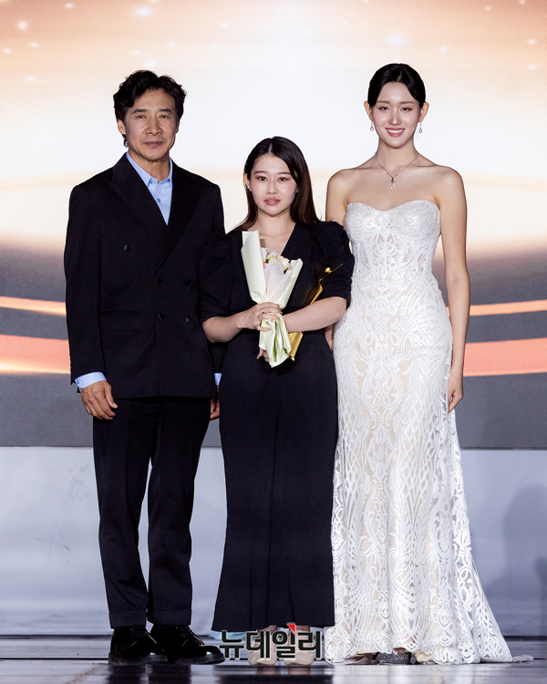 ▲ 아시아sns스타상 베스트인플루언서서상 - 카마가 아야(KAMAGA AYA) / 한국모델협회 설종두 부회장, 미스코리아 이서현