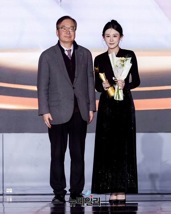 ▲ 아시아sns스타상 베스트인플루언서상 - 류류(리우리우, LIULIU) / 전 국회의원 강효상, 미스코리아 이서현