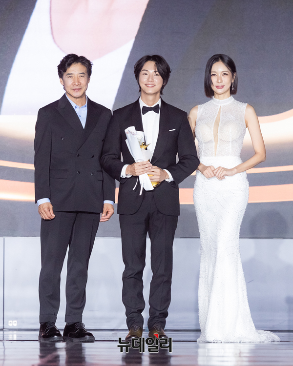 ▲ 아시아특별상 배우 부문 - 윤시윤 / 한국모델협회 설종두 부회장, 미스코리아 김수현