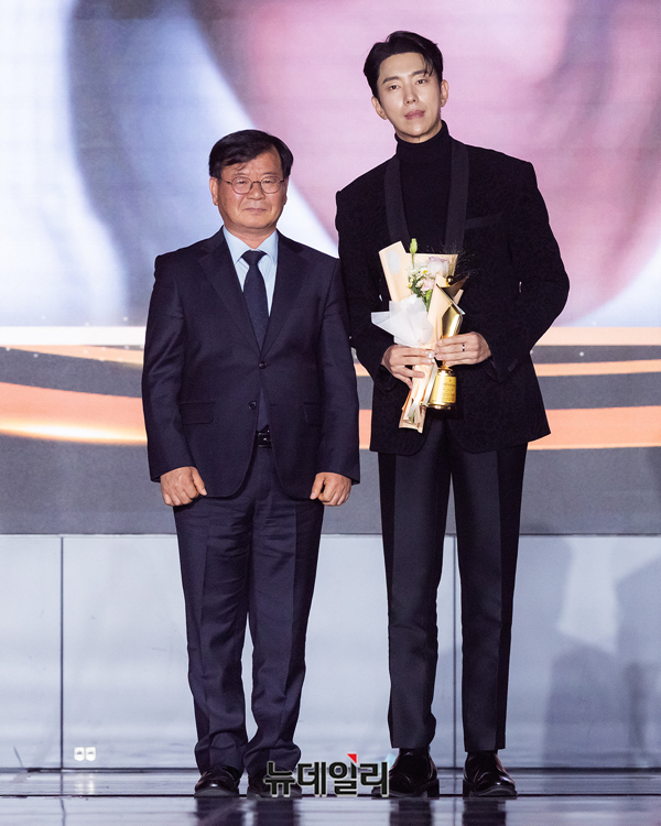 ▲ 인기상 연기자 부문 - 윤현민 / 정선군 이창우 부군수