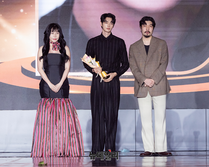 ▲ 인기상 모델 부문 - 강희 / 룩스비비 윤민영 디자이너, 포튼가먼트 장원석 디자이너