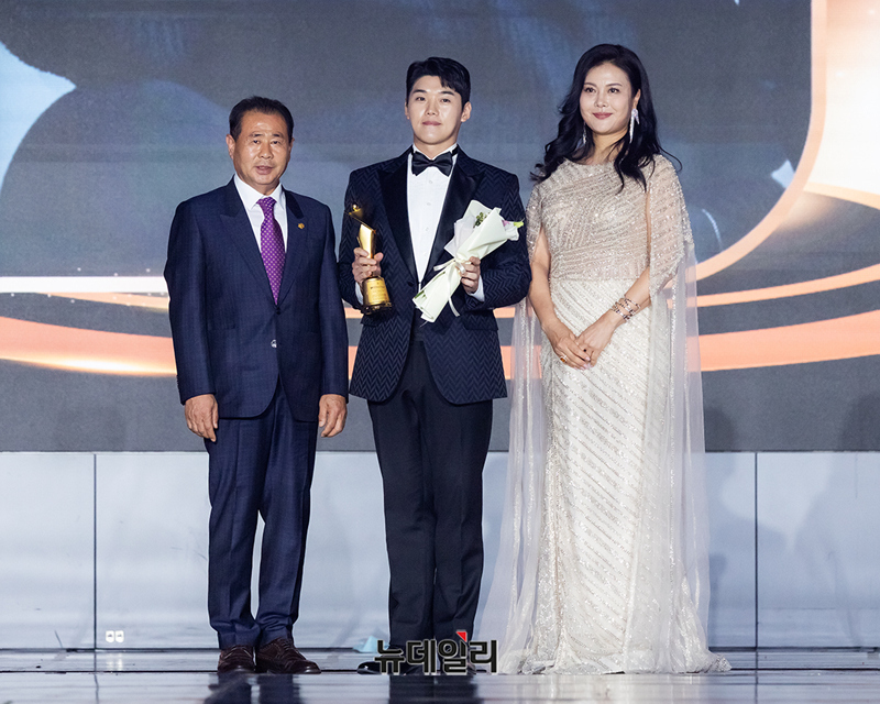 ▲ 인기상 예능 부문 - 권혁수 / 넝쿨 조상운 대표이사, '제36회 미스코리아 국제페리' 김인영