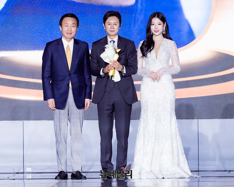 ▲ 아시아스타상 - 김민종 / 한국국제문화교류재단 박창식 원장, 미스코리아 유은서