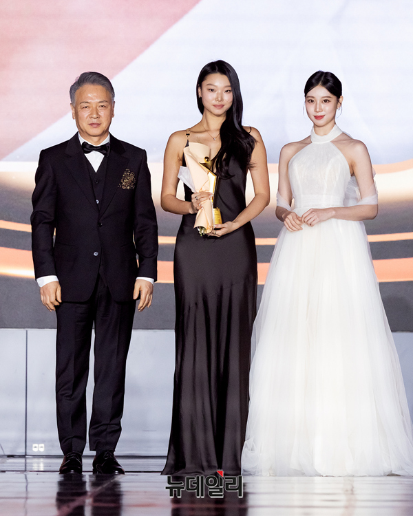 ▲ 아시아스타상 - 배윤영 / 아시아모델페스티벌조직위원회 양의식 회장, 미스코리아 정규리