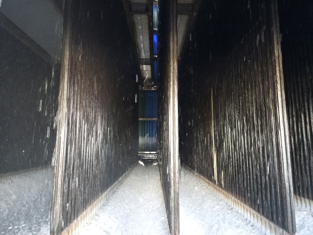 ▲ 29일 울산 남구에 위치한 코리아에너지터미널(KET) 내 해수식기화기 시설에서 바닷물이 액화천연가스(LNG)가 흐르는 관을 따라 쏟아지는 모습.ⓒ이가영 기자