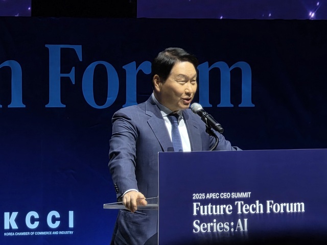 ▲ 최태원 SK그룹 회장이 2025 경주 아시아태평양경제협력체(APEC) 최고경영자(CEO) 서밋 개막일인 지난달 28일 경북 경주엑스포대공원에서 열린 '퓨처테크 포럼 AI'에서 환영사를 하고 있다.ⓒ이가영 기자